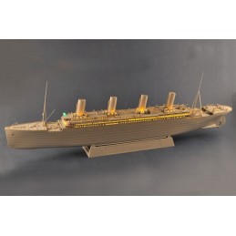 TRANSATLANTICO R.M.S. TITANIC (Luces LED) Escala 1/200 Trumpeter 03719