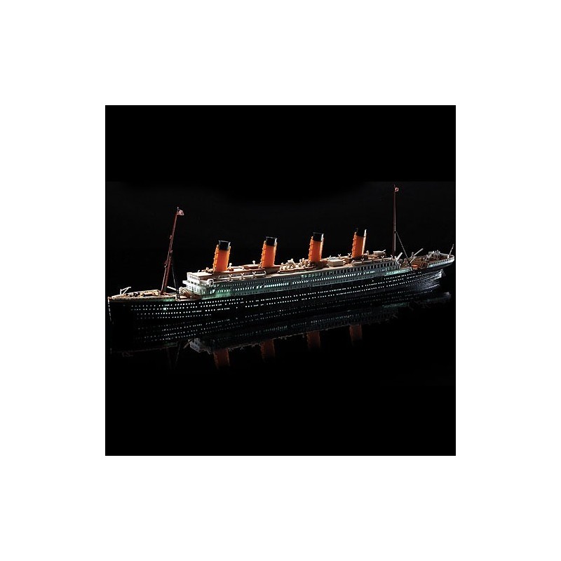 TRANSATLANTICO R.M.S. TITANIC (LEDS) -Escala 1/700- ACADEMY 14220