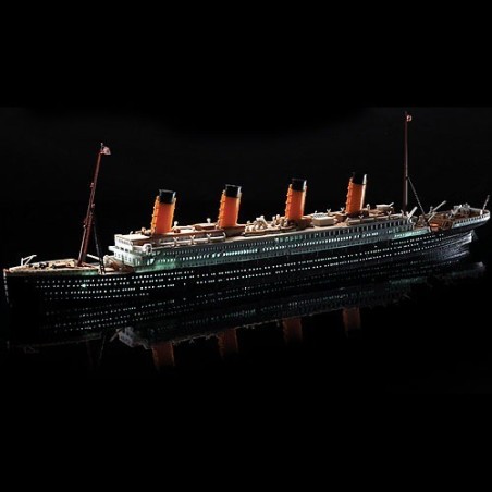 TRANSATLANTICO R.M.S. TITANIC (LEDS) -Escala 1/700- ACADEMY 14220